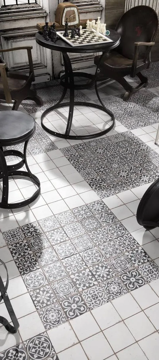 Ambiente con azulejos efecto hidráulico en tonos neutros, colección Fs faenza de Peronda