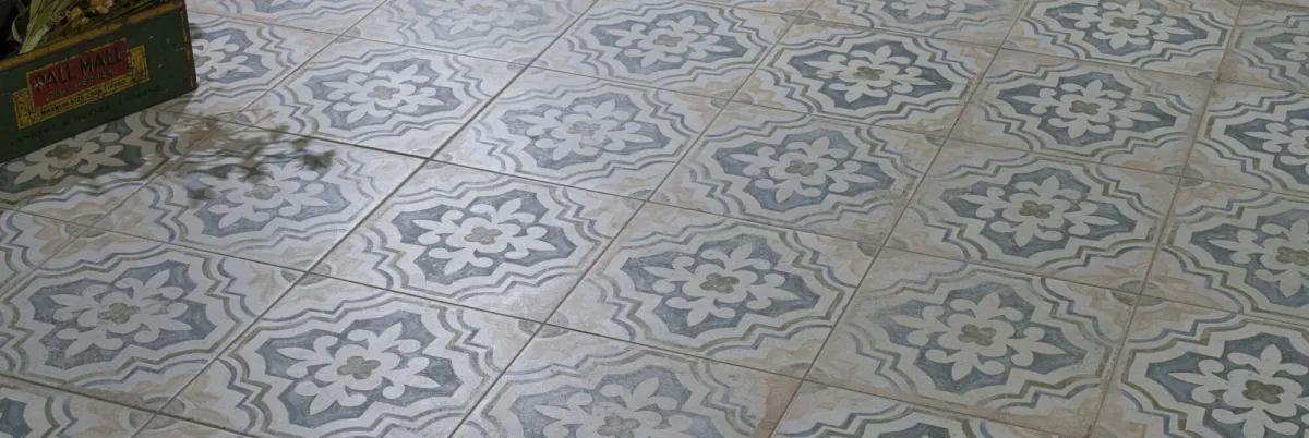 Ambiente con azulejos efecto hidráulico en tonos fríos, colección Fs porto de Peronda