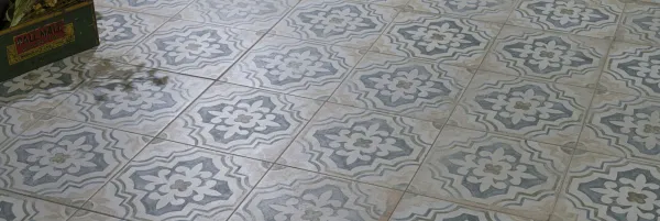 Ambiente con azulejos efecto hidráulico en tonos fríos, colección Fs porto de Peronda