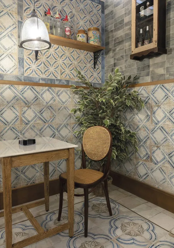 Ambiente con azulejos efecto hidráulico, colección Fs roots de Peronda