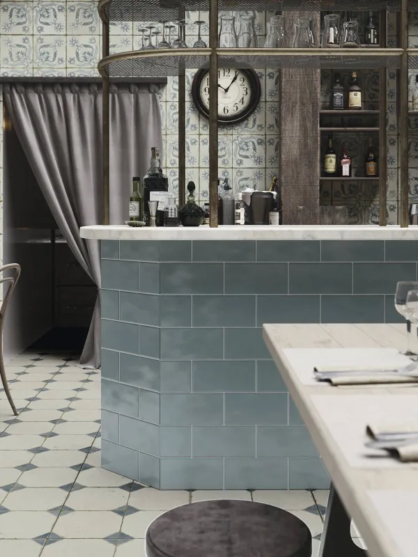 Ambiente con azulejos efecto hidráulico en tonos fríos, colección Fs yard de Peronda