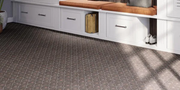 Ambiente con azulejos efecto hidráulico en tonos cálidos, colección Glamour de Mainzu
