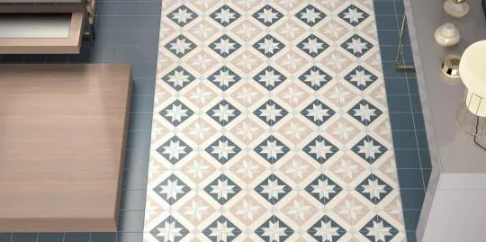 Ambiente con azulejos efecto hidráulico en tonos fríos, colección Hidraulic de Pissano