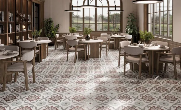 Ambiente con azulejos efecto hidráulico en tonos cálidos, colección Soroa de Harmony