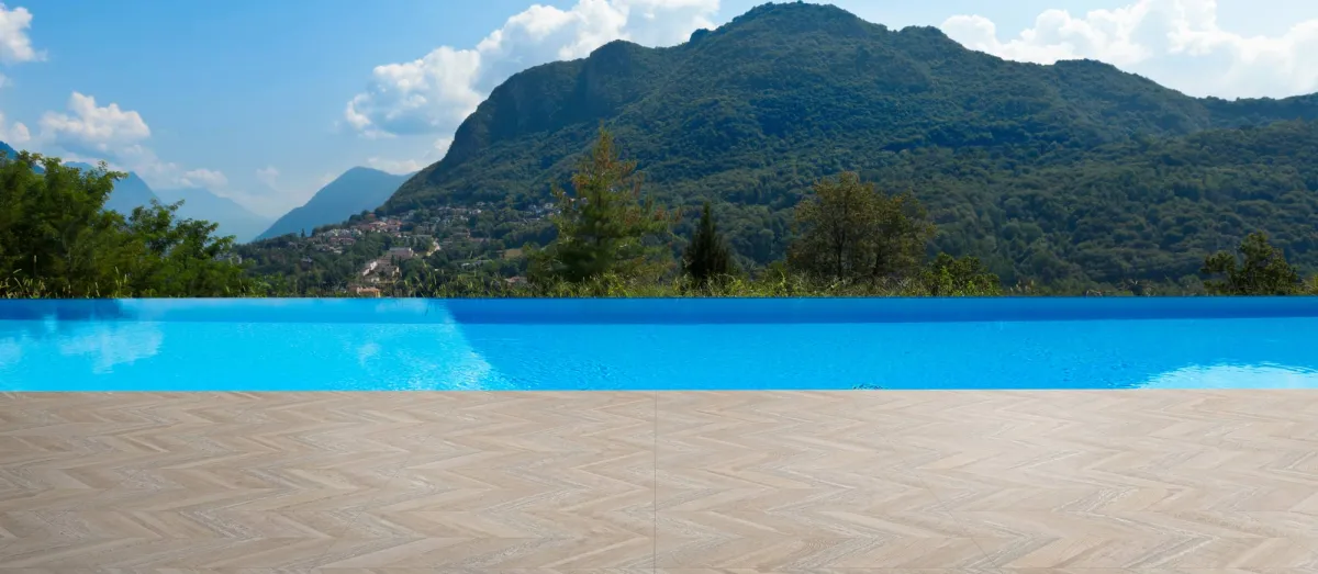 Ambiente con azulejos efecto madera en tonos fríos, colección Chevron de Aparici