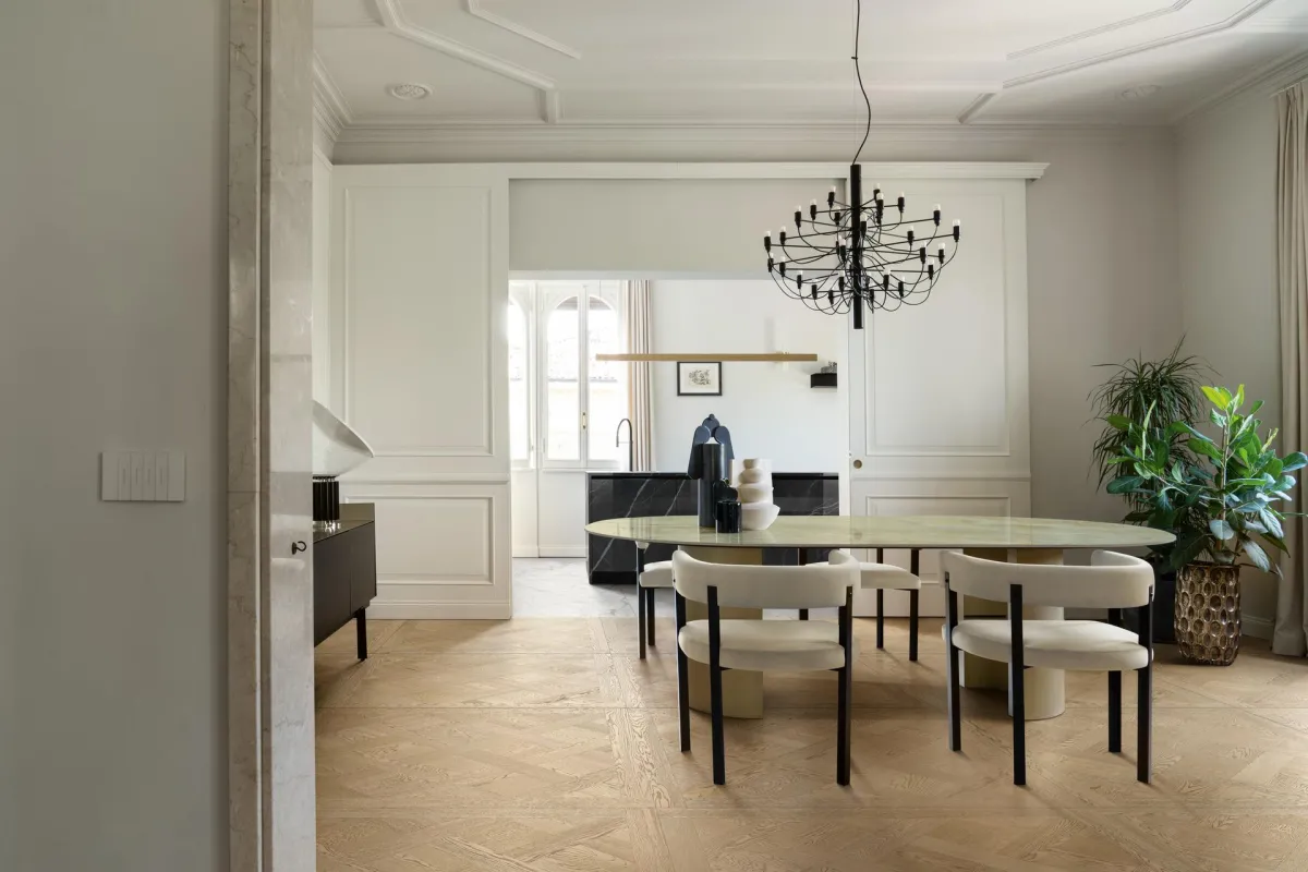 Ambiente con azulejos efecto madera, colección Intrecci de Marazzi