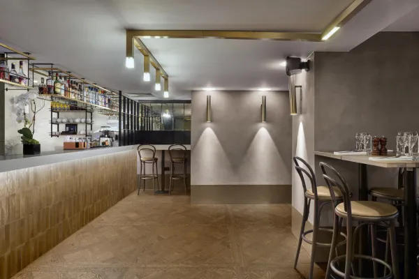 Ambiente con azulejos efecto madera en tonos cálidos, colección Intrecci de Marazzi