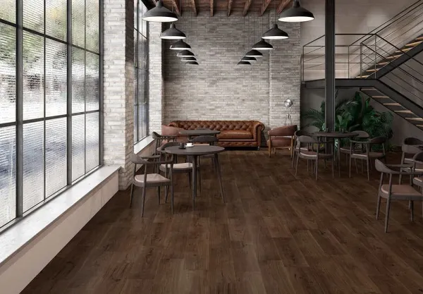 Ambiente con azulejos efecto madera en tonos cálidos, colección Westwood de Proconcept