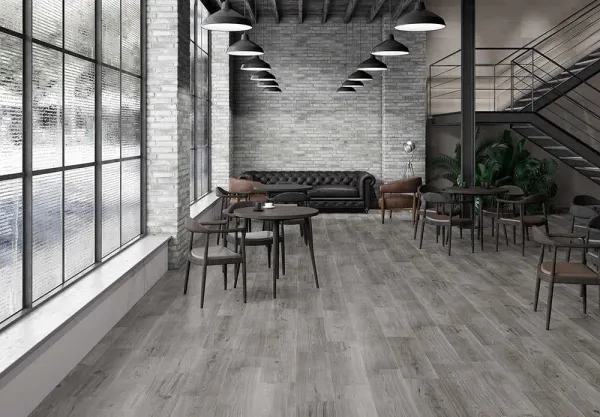 Ambiente con azulejos efecto madera en tonos neutros, colección Westwood de Proconcept