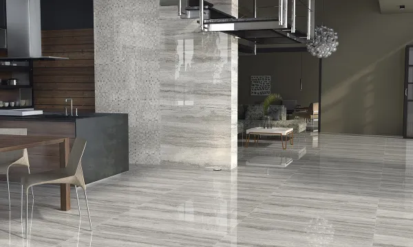 Ambiente con azulejos efecto mármol en tonos neutros, colección Levante de Fanal