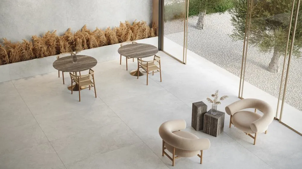 Ambiente con azulejos efecto mármol, colección Linen de Museum