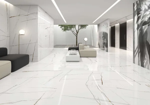 Ambiente con azulejos efecto mármol en tonos neutros, colección Sahara white de ITT