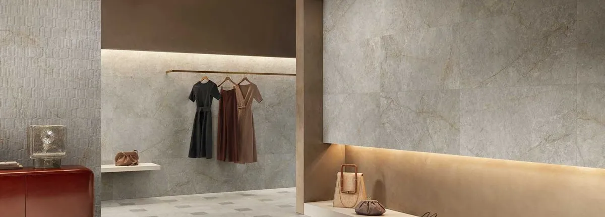 Ambiente con azulejos efecto mármol en tonos cálidos, colección Thymos de Monocibec