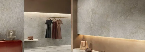 Ambiente con azulejos efecto mármol en tonos cálidos, colección Thymos de Monocibec