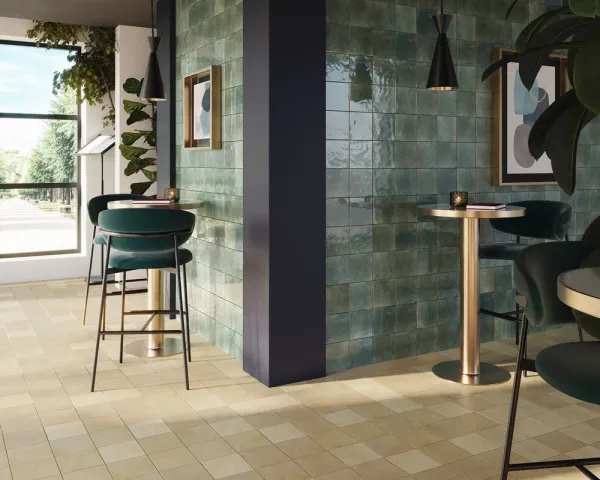 Ambiente con azulejos efecto monocolor en tonos fríos, colección Agadir de Dune