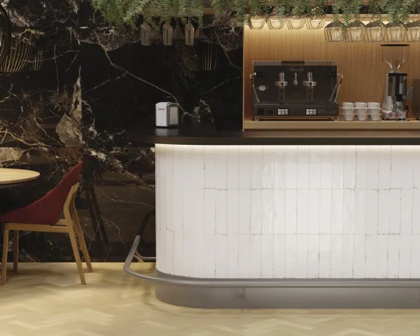 Ambiente con azulejos efecto monocolor en tonos cálidos, colección Agadir de Dune