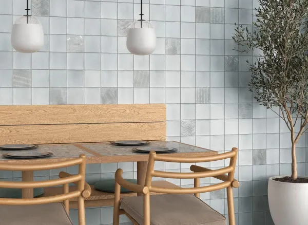 Ambiente con azulejos efecto monocolor en tonos fríos, colección Beret de Mayolica