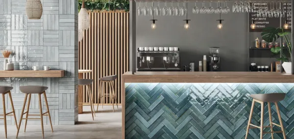 Ambiente con azulejos efecto monocolor en tonos fríos, colección Boqueria de Grespania