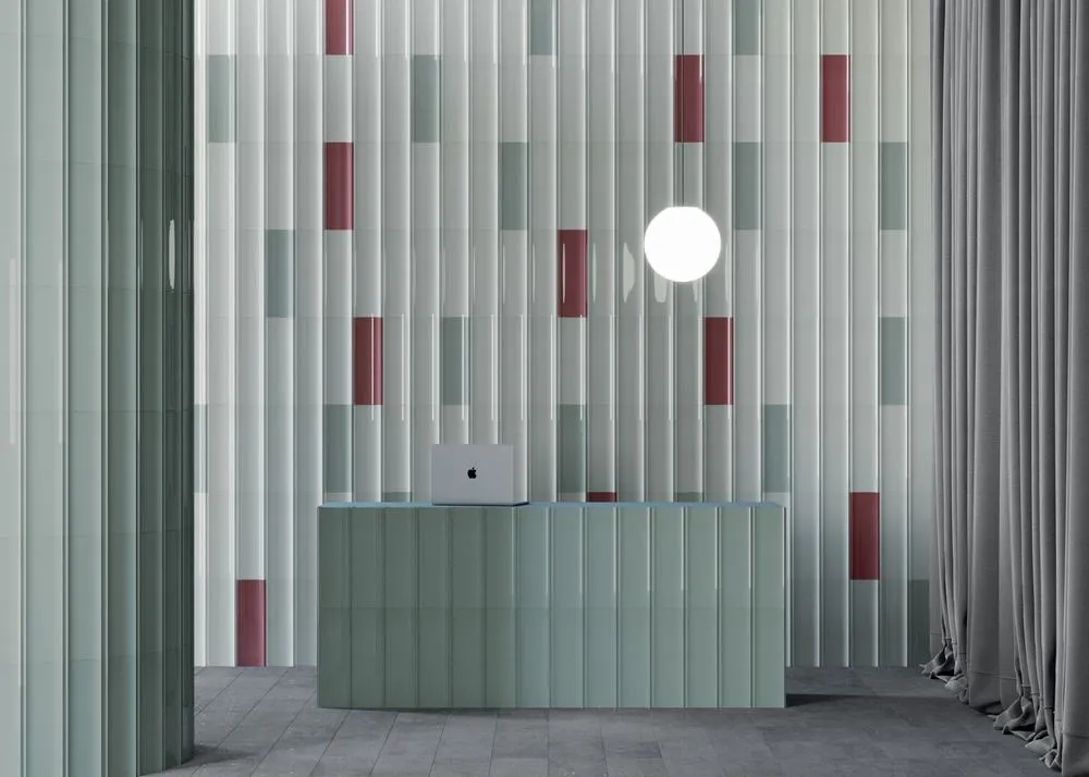 Ambiente con azulejos efecto monocolor en tonos fríos, colección Bow de Harmony