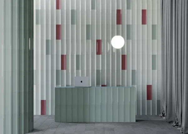 Ambiente con azulejos efecto monocolor en tonos fríos, colección Bow de Harmony