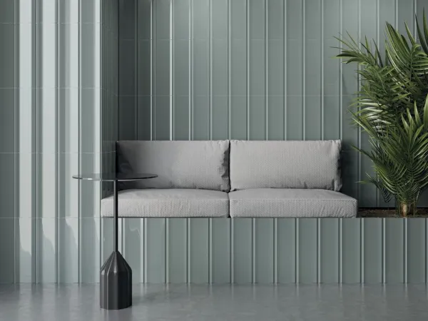 Ambiente con azulejos efecto monocolor en tonos fríos, colección Bow de Harmony