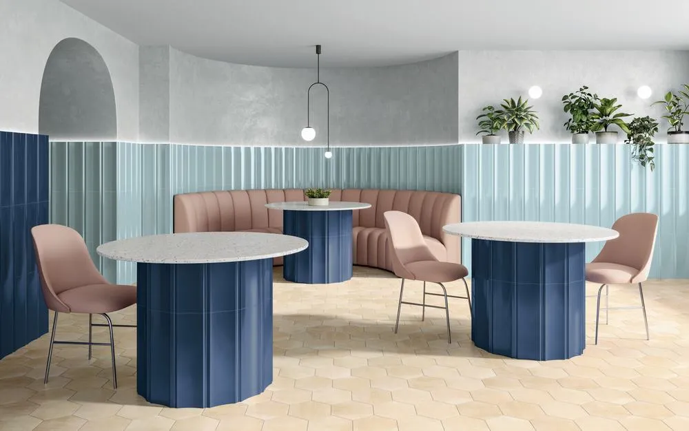 Ambiente con azulejos efecto monocolor en tonos fríos, colección Bow de Harmony