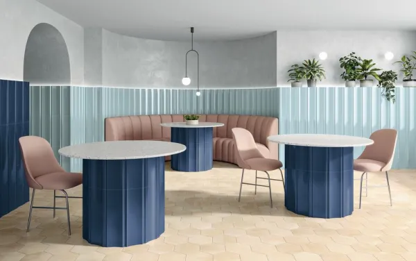 Ambiente con azulejos efecto monocolor en tonos fríos, colección Bow de Harmony