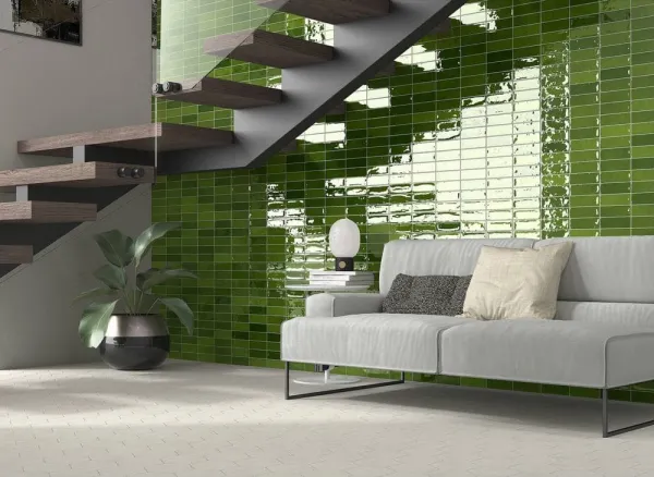 Ambiente con azulejos efecto monocolor en tonos fríos, colección Calpe de Mayolica
