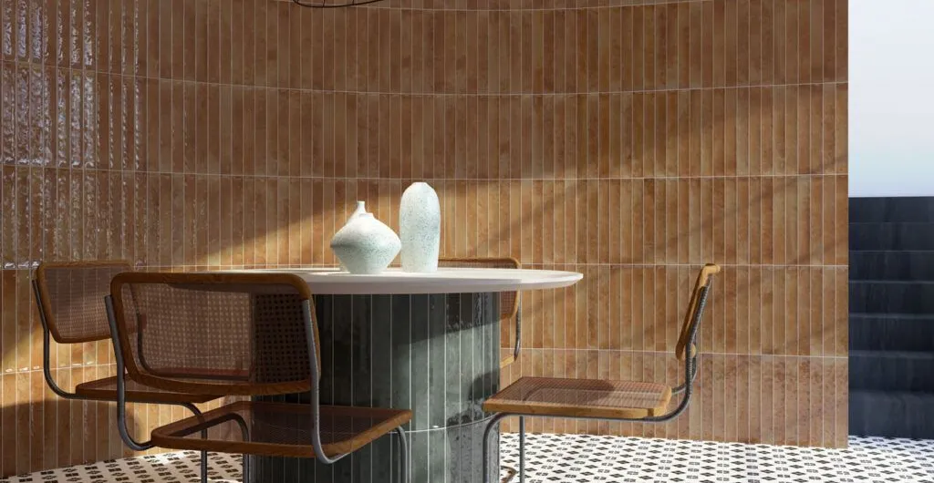 Ambiente con azulejos efecto monocolor en tonos cálidos, colección Celtic de Cerlat