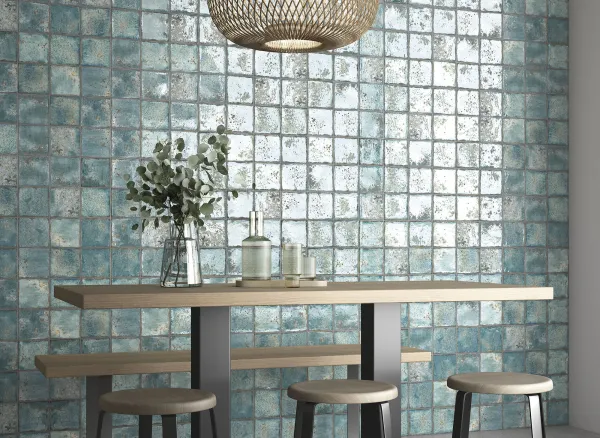Ambiente con azulejos efecto monocolor en tonos fríos, colección Era de Mayolica