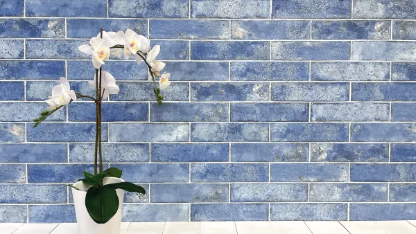 Ambiente con azulejos efecto monocolor en tonos fríos, colección Era de Mayolica
