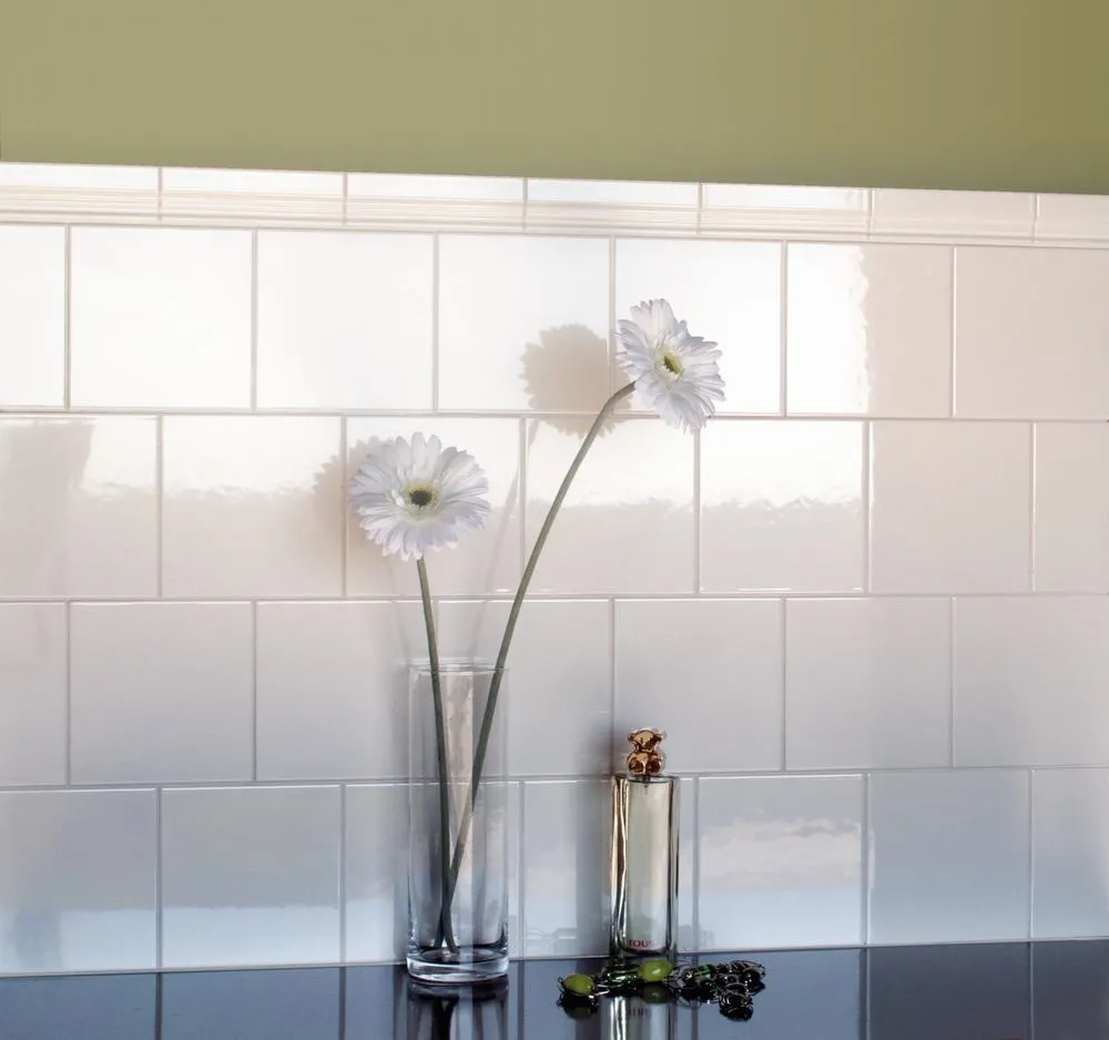 Ambiente con azulejos efecto monocolor en tonos fríos, colección Evolution de Equipe