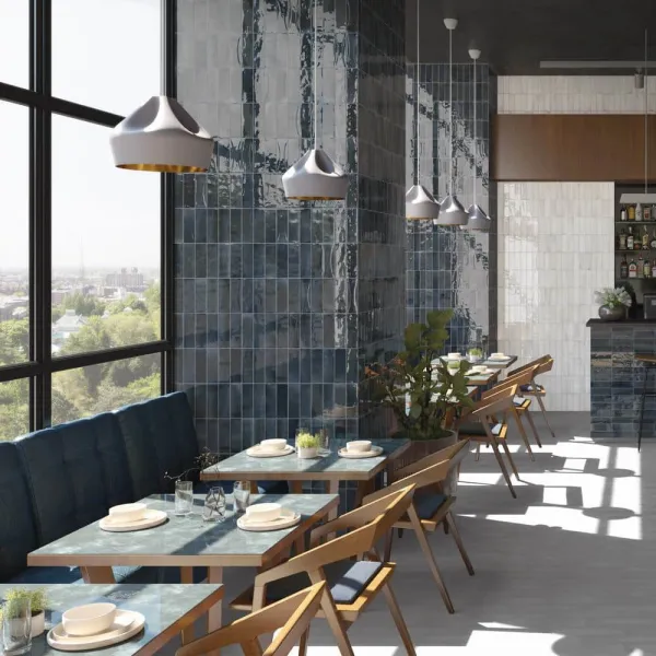 Ambiente con azulejos efecto monocolor en tonos fríos, colección Hanoi de Equipe