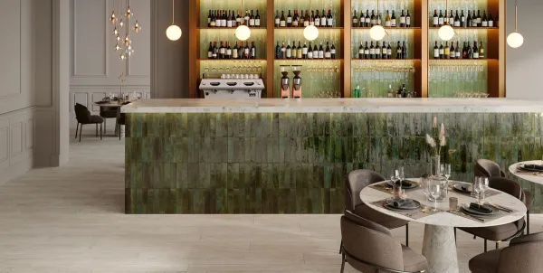 Ambiente con azulejos efecto monocolor en tonos cálidos, colección Kech de Gresart