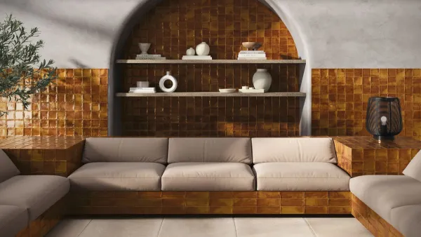 Ambiente con azulejos efecto monocolor en tonos cálidos, colección Nour de Ape