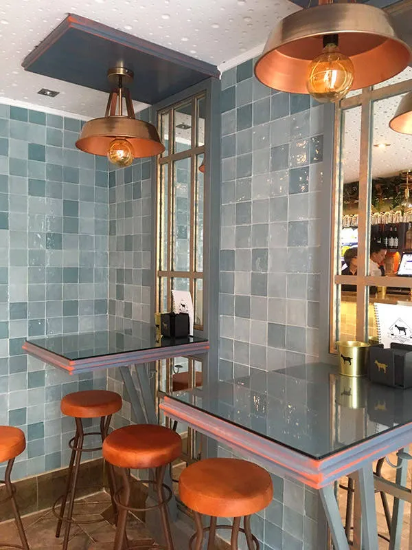 Ambiente con azulejos efecto monocolor en tonos fríos, colección Stow de Natucer