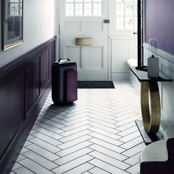 Ambiente con azulejos efecto monocolor en tonos fríos, colección Stromboli de Equipe