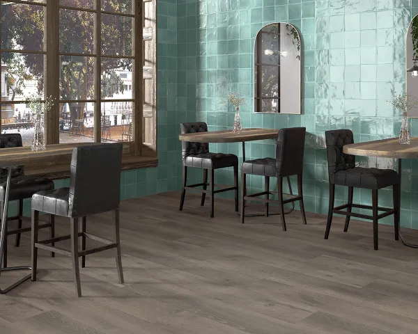 Ambiente con azulejos efecto monocolor en tonos fríos, colección Tabarca de Dune