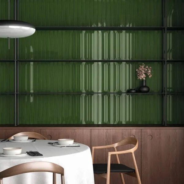 Ambiente con azulejos efecto monocolor en tonos fríos, colección Vitral de Equipe