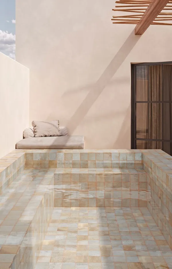 Ambiente con azulejos efecto óxido en tonos cálidos, colección Hawaii de Mayolica