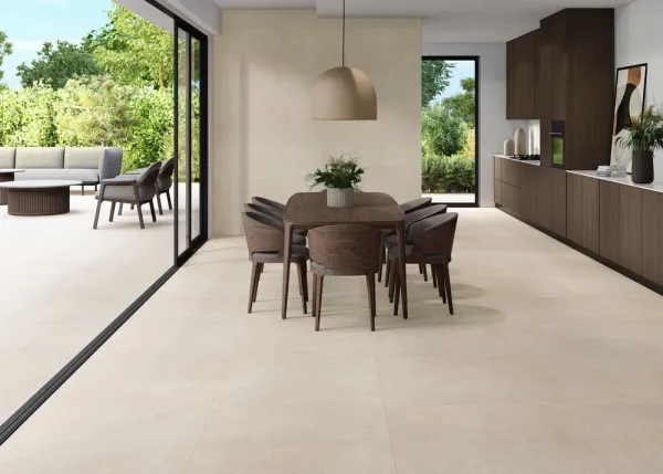 Ambiente con azulejos efecto piedra en tonos cálidos, colección Alma de Natucer