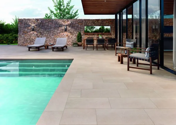 Ambiente con azulejos efecto piedra en tonos cálidos, colección Aneto de Natucer