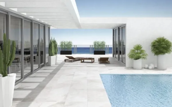 Ambiente con azulejos efecto piedra, colección Axis de ROCERSA