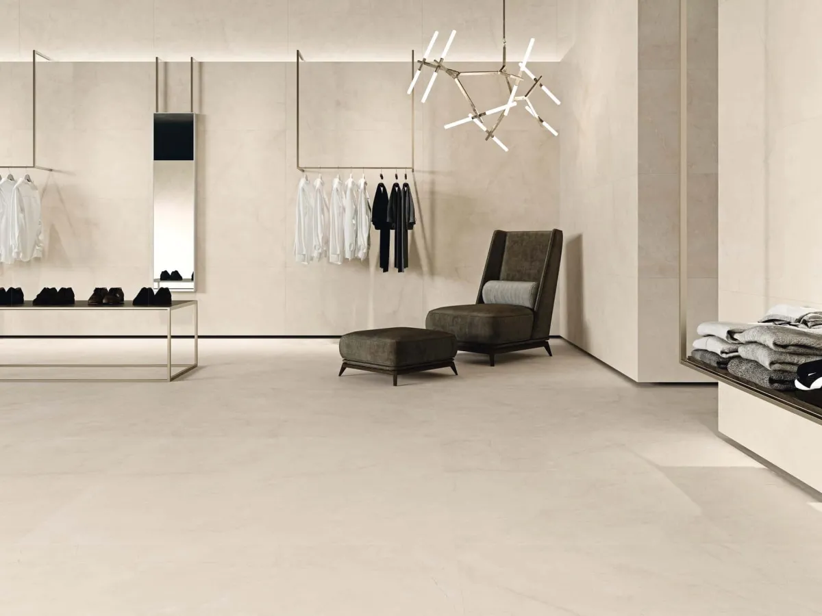 Ambiente con azulejos efecto piedra en tonos cálidos, colección Classic cream de Azulejos Benadresa