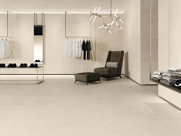 Ambiente con azulejos efecto piedra en tonos cálidos, colección Classic cream de Azulejos Benadresa