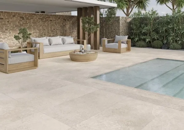 Ambiente con azulejos efecto piedra, colección Crosscut de Mikonos