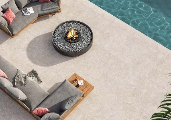 Ambiente con azulejos efecto piedra, colección Iconic de Mayor