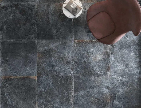 Ambiente con azulejos efecto piedra en tonos fríos, colección Iconic de Metropol