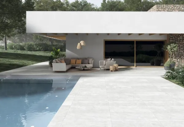 Ambiente con azulejos efecto piedra en tonos neutros, colección Jasper de Durstone