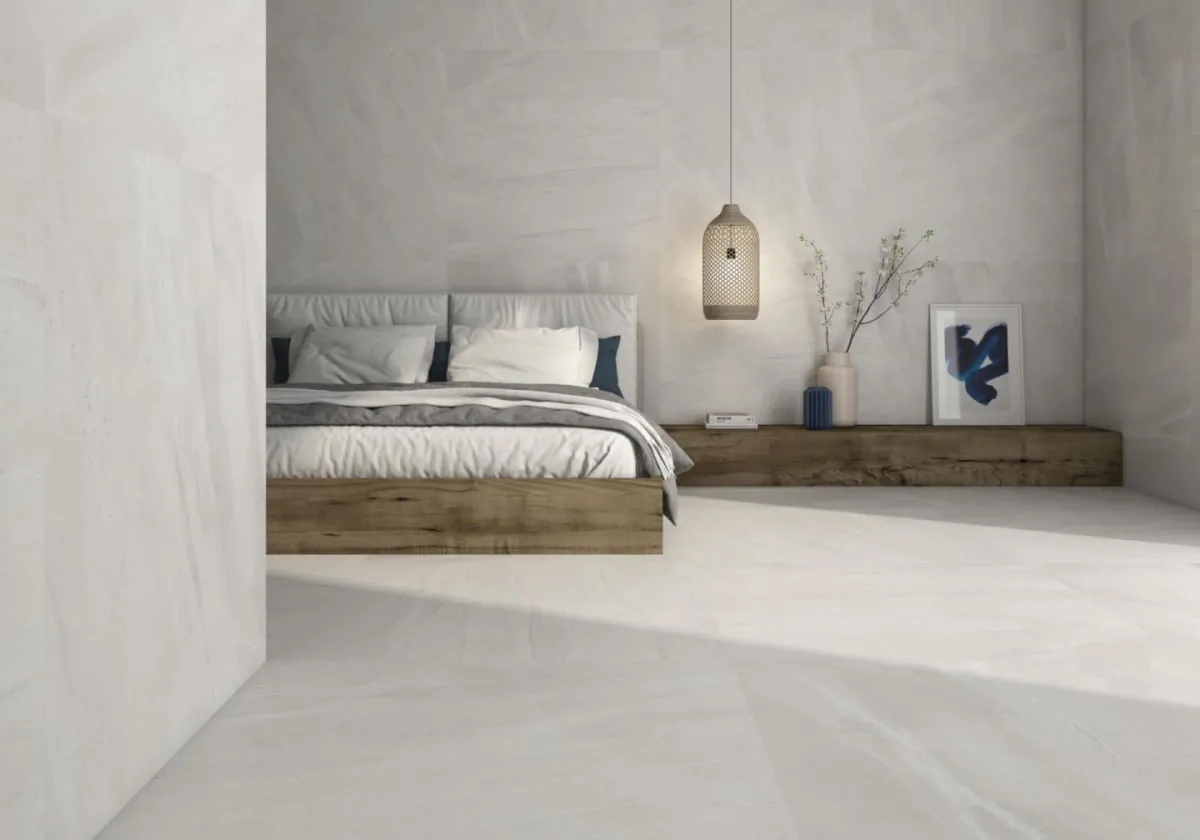 Ambiente con azulejos efecto piedra en tonos neutros, colección Lavica de Geotiles